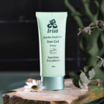 ژل ضد آفتاب بی رنگ صورت آیریس آس SPF 50 مدل JOJOBA SEED OIL ‌محافظ UVA ،UVB و PA++++، ضد حساسیت، ضد چروک و ضد پیری، مناسب برای انواع پوست‌ حجم 50 میلی‌لیتر - Image 4